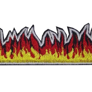 Puede incluir: Parche bordado termoadhesivo con un diseño de llamas rojas, amarillas y blancas.