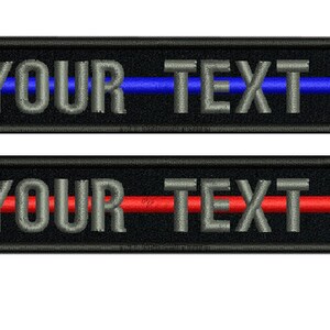 Op de afbeelding: Twee zwarte geborduurde patches met de tekst "YOUR TEXT" in grijs. De bovenste patch heeft een dunne blauwe lijn in het midden, en de onderste patch heeft een dunne rode lijn in het midden.
