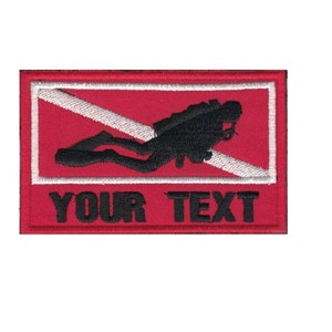 Puede incluir: Parche de buceador rojo y blanco con el texto "YOUR TEXT" bordado en la parte inferior.