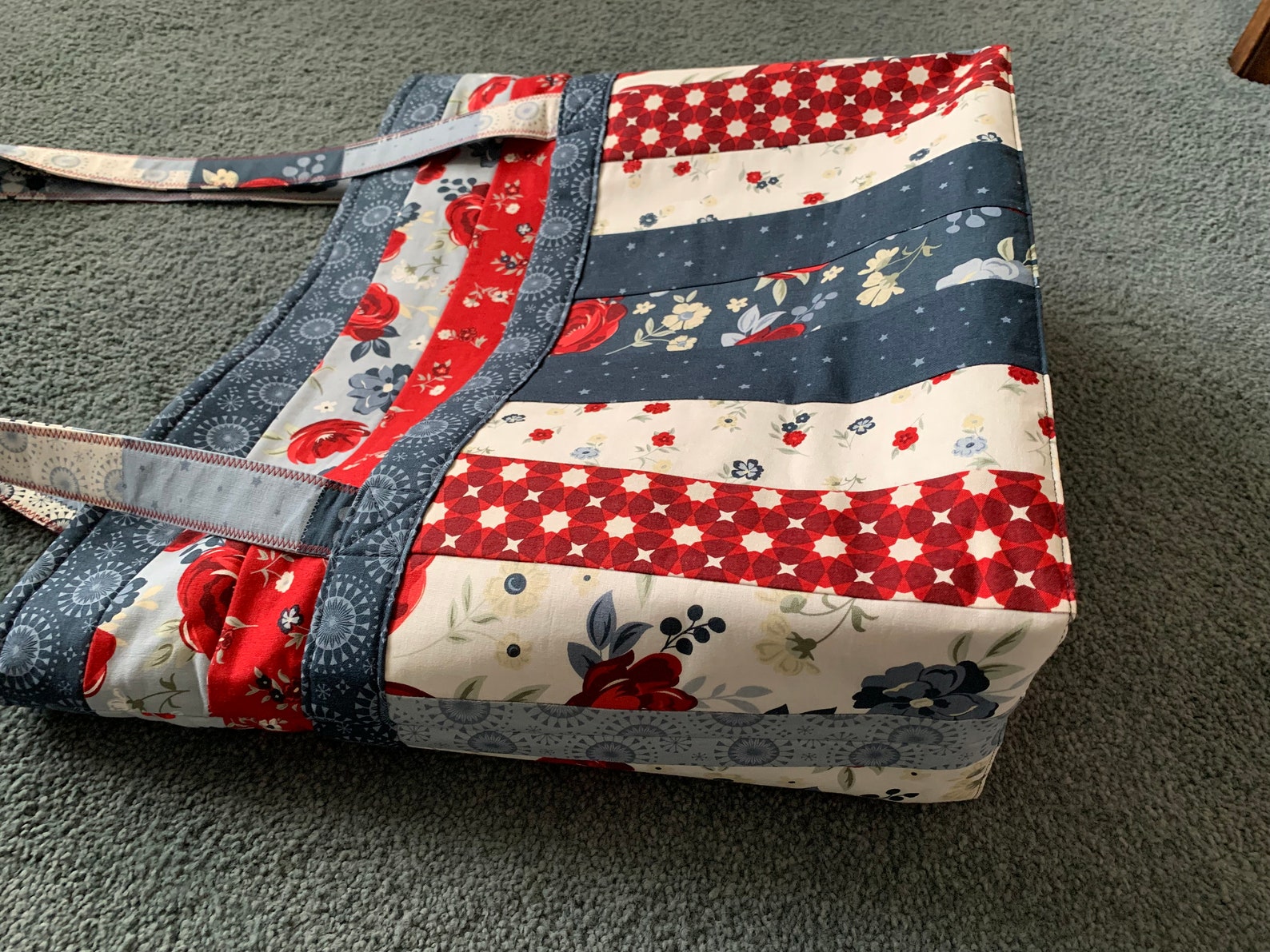 Large Quilted Tote Bag, Internal and External Pockets, Zip Closure