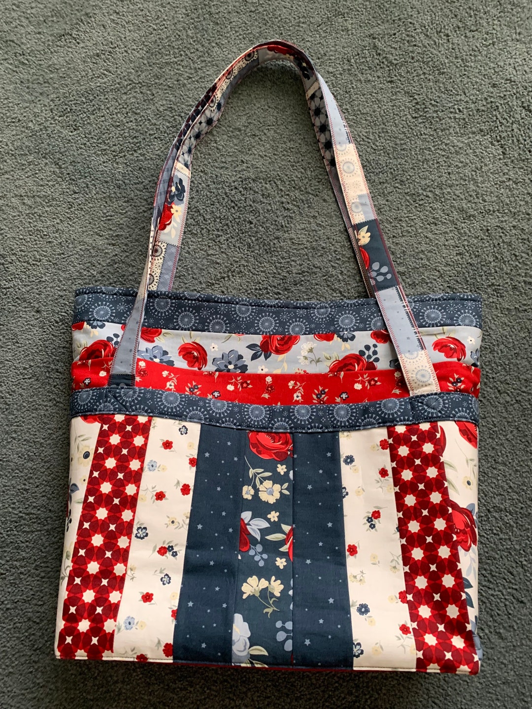 Large Quilted Tote Bag, Internal and External Pockets, Zip Closure