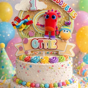 Puede incluir: Una tarta de cumpleaños festiva con decoraciones coloridas, coronada con el número '1' y el nombre 'Ottie'. La tarta presenta varias figuras de juguete y el texto 'Beddybyes'. Globos y gorros de fiesta completan la escena.