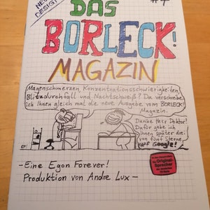 Könnte beinhalten: Ein handgeschriebenes Magazincover mit dem Titel "Das Borleck! Magazin" in bunten Buchstaben. Das Cover zeigt eine Comic-Illustration eines Arztes und eines Patienten. Der Text "#4" befindet sich in der oberen rechten Ecke. Der Text "NEUES DESIGN!" befindet sich in der oberen linken Ecke. Der Text "EF!" befindet sich in der unteren linken Ecke. Der Text "Eine Egon Forever! Produktion von Andre Lux -" befindet sich in der unteren Mitte. Der Text "Danke Herr Doktor! Dafür gebe ich Ihnen später drei von fünf Sterne, auf Google!" befindet sich in der Mitte rechts. Der Text "In der Originalsprache: Der Original-Sprecher TV-Serie" befindet sich in einem roten Kasten in der unteren rechten Ecke.
