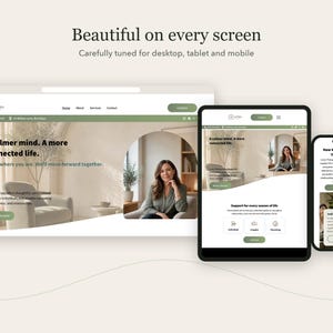 Pode incluir: Um design de site exibido em um monitor de desktop, tablet e smartphone. A interface apresenta um esquema de cores branco e verde s&aacute;lvia com o texto "Beautiful on every screen" e "A calmer mind. A more connected life." vis&iacute;vel nas telas.