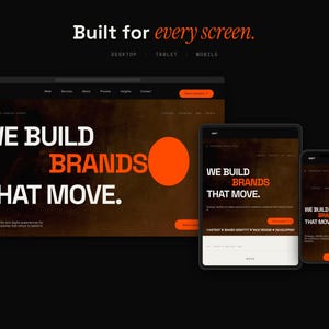 Peut inclure: Un affichage num&eacute;rique pr&eacute;sentant la conception d'un site web sur ordinateur, tablette et mobile. L'interface pr&eacute;sente un fond sombre avec le texte blanc et orange en gras : Built for every screen. WE BUILD BRANDS THAT MOVE.