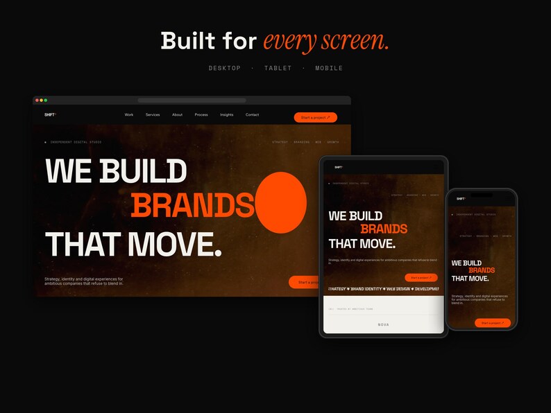 Peut inclure: Un affichage num&eacute;rique pr&eacute;sentant la conception d'un site web sur ordinateur, tablette et mobile. L'interface pr&eacute;sente un fond sombre avec le texte blanc et orange en gras : Built for every screen. WE BUILD BRANDS THAT MOVE.