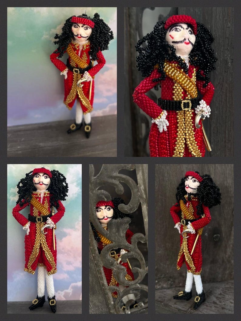 以下が含まれることがあります： 映画「ピーターパン」のフック船長をモチーフにしたビーズ人形。赤い金色の衣装を着て、黒い帽子と黒い髪をしています。人形は右手に剣を持っています。