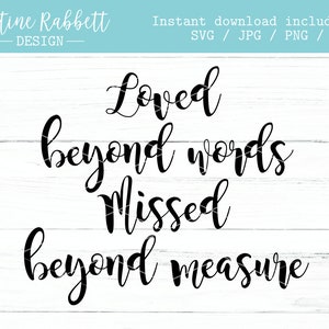 Puede incluir: Dise&ntilde;o de tipograf&iacute;a en blanco y negro sobre un fondo de madera blanca. El texto dice "Loved beyond words Missed beyond measure".