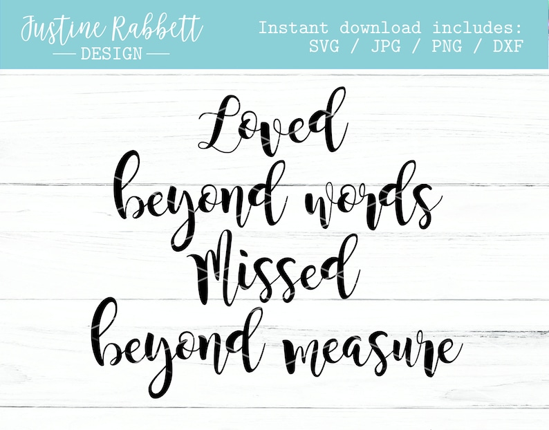 Puede incluir: Dise&ntilde;o de tipograf&iacute;a en blanco y negro sobre un fondo de madera blanca. El texto dice "Loved beyond words Missed beyond measure".