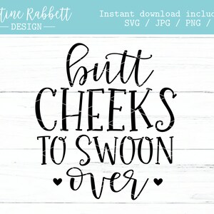 Könnte beinhalten: Schwarz-weißes Text-Grafik, das "butt cheeks to swoon over" mit zwei kleinen Herzen auf beiden Seiten des Wortes "over" lautet.