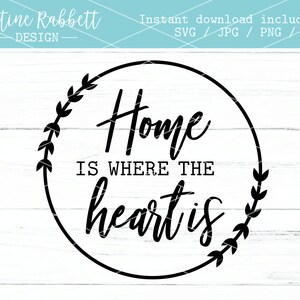 K&ouml;nnte beinhalten: Schwarzwei&szlig;es Grafikdesign mit einem Kranz aus Bl&auml;ttern um den Text "Home is where the heart is".