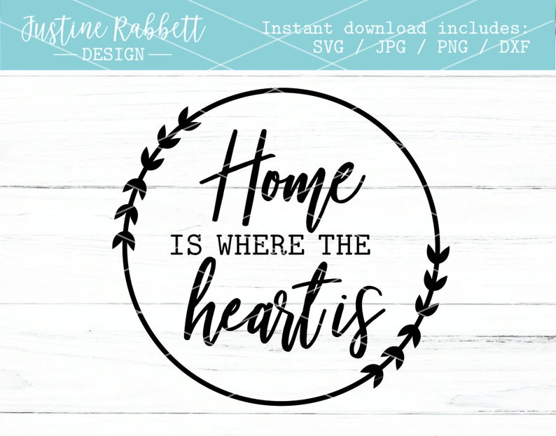 K&ouml;nnte beinhalten: Schwarzwei&szlig;es Grafikdesign mit einem Kranz aus Bl&auml;ttern um den Text "Home is where the heart is".