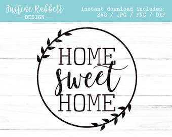 以下が含まれることがあります： 「HOME sweet HOME」というテキストの周りに葉の輪がある、白黒のグラフィックデザインです。