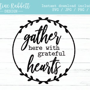 Könnte beinhalten: Schwarzweißes Grafikdesign mit einem Kranz aus Blättern um den Text "gather here with grateful hearts".