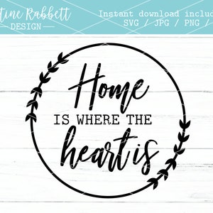 Könnte beinhalten: Schwarzweißes Grafikdesign mit einem Kranz aus Blättern um den Text "Home is where the heart is".