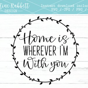 K&ouml;nnte beinhalten: Schwarzwei&szlig;es Grafikdesign mit einem Kranz aus Bl&auml;ttern, der den Text "Home is wherever I'm with you" umgibt.