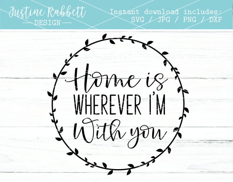 K&ouml;nnte beinhalten: Schwarzwei&szlig;es Grafikdesign mit einem Kranz aus Bl&auml;ttern, der den Text "Home is wherever I'm with you" umgibt.