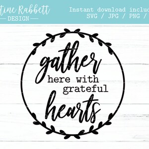 K&ouml;nnte beinhalten: Schwarzwei&szlig;es Grafikdesign mit einem Kranz aus Bl&auml;ttern um den Text "gather here with grateful hearts".