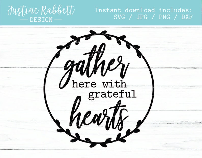 K&ouml;nnte beinhalten: Schwarzwei&szlig;es Grafikdesign mit einem Kranz aus Bl&auml;ttern um den Text "gather here with grateful hearts".