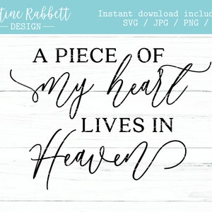 Puede incluir: Un dise&ntilde;o gr&aacute;fico en blanco y negro con el texto "A piece of my heart lives in heaven".