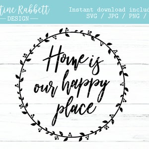 K&ouml;nnte beinhalten: Schwarzwei&szlig;es Grafikdesign mit einem Kranz aus Bl&auml;ttern und Beeren, der den Text "Home is our happy place" umgibt.