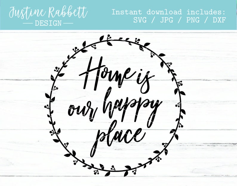 K&ouml;nnte beinhalten: Schwarzwei&szlig;es Grafikdesign mit einem Kranz aus Bl&auml;ttern und Beeren, der den Text "Home is our happy place" umgibt.