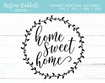 Puede incluir: Diseño gráfico en blanco y negro de una corona con hojas y el texto "home sweet home" en su interior.