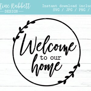 Könnte beinhalten: Ein schwarz-weißes kreisförmiges Design mit den Worten "Welcome to our home" in einer Schreibschrift. Das Design enthält einen dekorativen Blätterrand und den Text "Justine Rabbett Design".