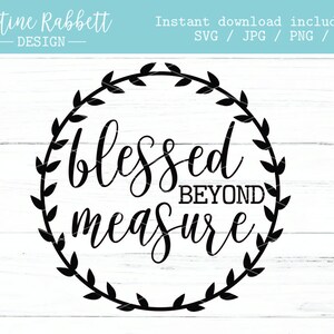K&ouml;nnte beinhalten: Schwarzwei&szlig;es Grafikdesign mit einem Kranz aus Bl&auml;ttern um den Text "blessed beyond measure".