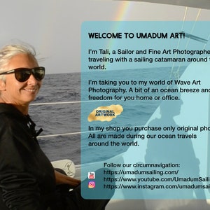 K&ouml;nnte beinhalten: Eine Frau mit Sonnenbrille l&auml;chelt, w&auml;hrend sie auf einem Boot sitzt. Der Text "WELCOME TO UMADUM ART!" wird auf blauem Hintergrund angezeigt. Der Text setzt sich mit Informationen &uuml;ber die K&uuml;nstlerin Tali fort, einer Seglerin und Fotografin, die mit einem Segelkatamaran um die Welt reist. Der Text enth&auml;lt auch Links zur Website der K&uuml;nstlerin, ihrem YouTube-Kanal und ihrer Instagram-Seite.