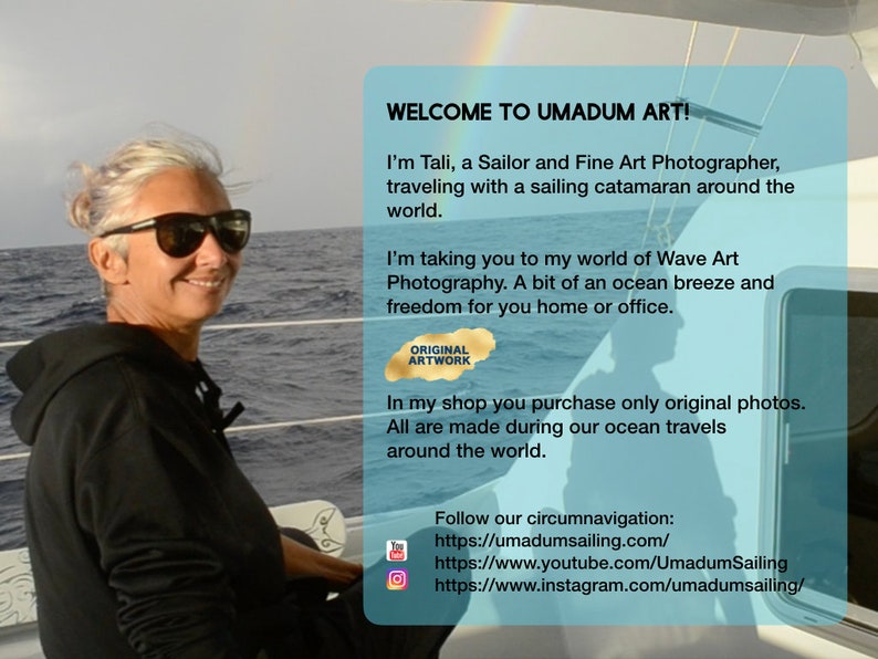 K&ouml;nnte beinhalten: Eine Frau mit Sonnenbrille l&auml;chelt, w&auml;hrend sie auf einem Boot sitzt. Der Text "WELCOME TO UMADUM ART!" wird auf blauem Hintergrund angezeigt. Der Text setzt sich mit Informationen &uuml;ber die K&uuml;nstlerin Tali fort, einer Seglerin und Fotografin, die mit einem Segelkatamaran um die Welt reist. Der Text enth&auml;lt auch Links zur Website der K&uuml;nstlerin, ihrem YouTube-Kanal und ihrer Instagram-Seite.