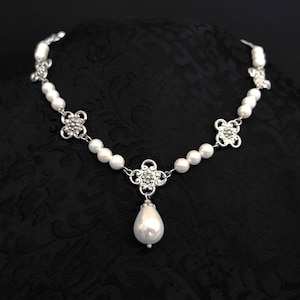 Italian Renaissance, pearl necklace, four leaf clovers necklace, Historical jewelry, vintage jewelry, 16th century necklace, Costanza II