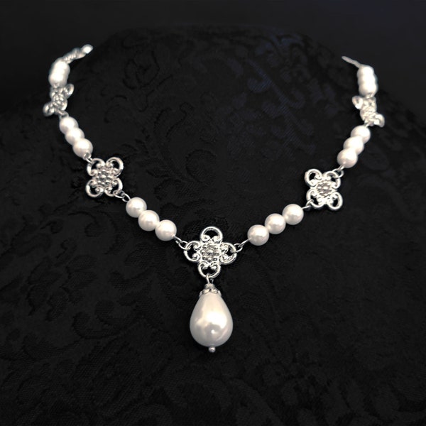 Italian Renaissance, pearl necklace, four leaf clovers necklace, Historical jewelry, vintage jewelry, 16th century necklace, Costanza II