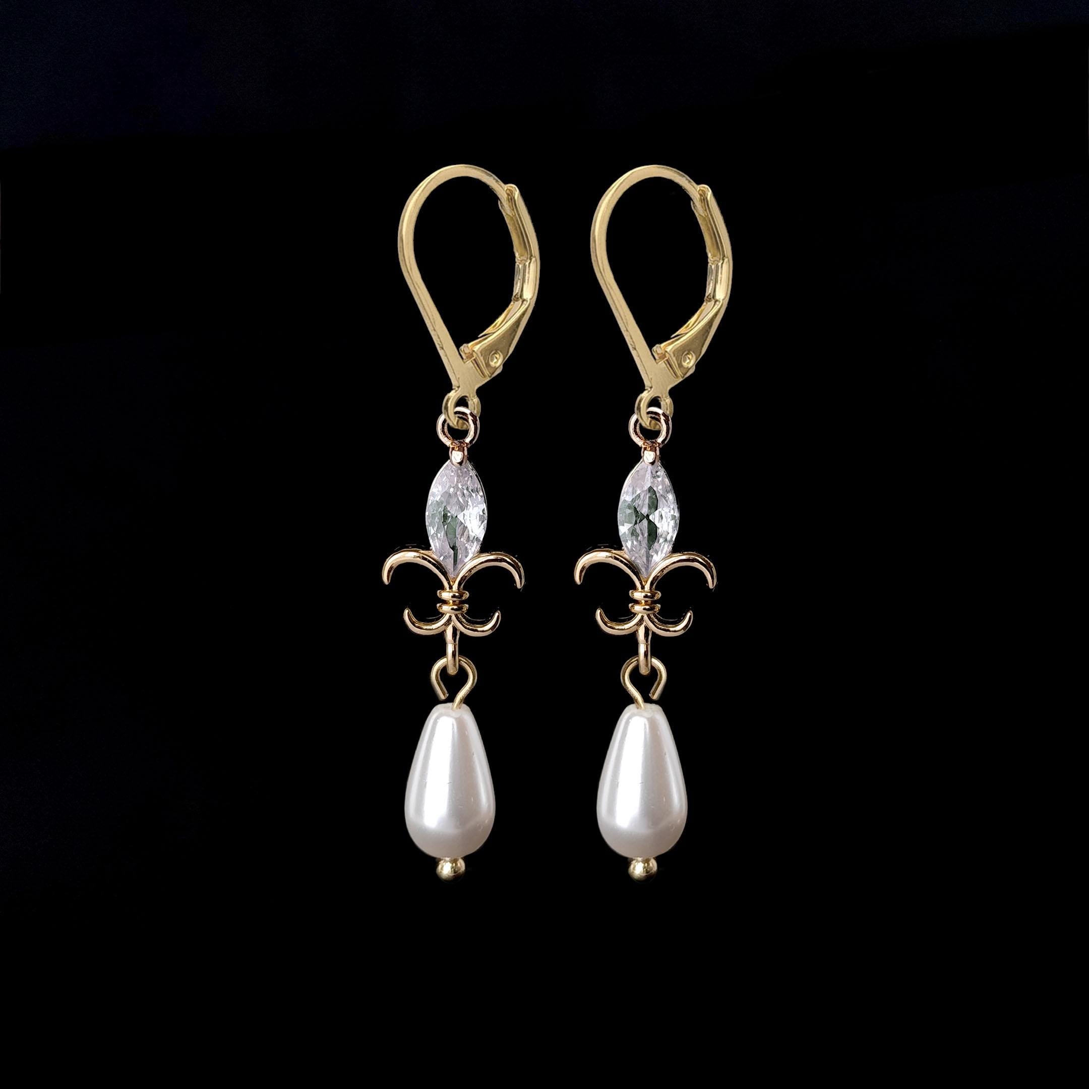 Boucles D'oreilles Pendantes Plaqué Or, Design Fleur De Lys Art Nouveau - Élégant !