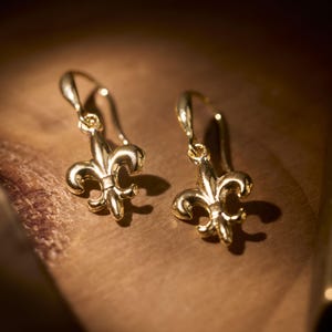 Kleine fleur de lis-oorbellen, historische sieraden Franse lelie, alledaagse sieraden