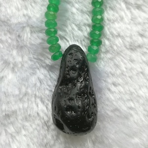 Natürliche Tektit Meteorit Halskette, Jade Smaragd Halskette, schwarze Meteorit Edelstein-Anhänger