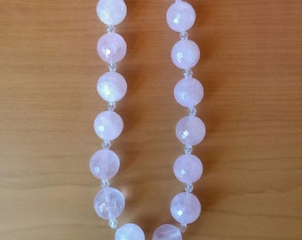 Halsband med polyedrisk fasettering av naturlig rosenkvarts, Halsband med genomskinlig rosa onyxpärlor