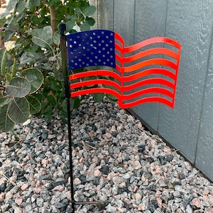 Pequeña estaca metálica con la bandera estadounidense para jardín - Decoración patriótica para exteriores - Adorno de bandera para el jardín