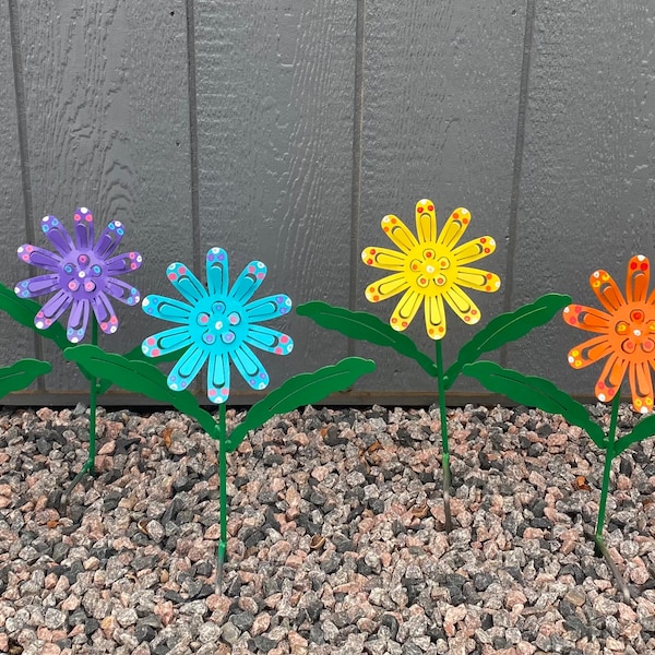 Outdoor Metal Flower Yard Stakes, Metal Daisy Decoration, Daisy, Flower Garden Decoration/ Metal Flower Decoration for Outdoors