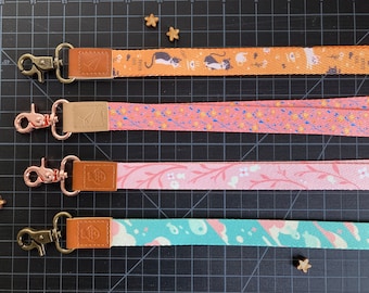 Cordões com fecho de metal