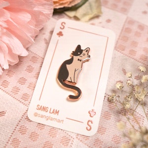 Zwart-witte smokingkat met vlinderstrik