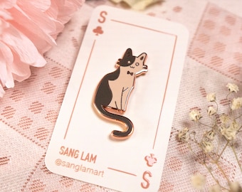 Gato de esmoquin blanco y negro con pajarita
