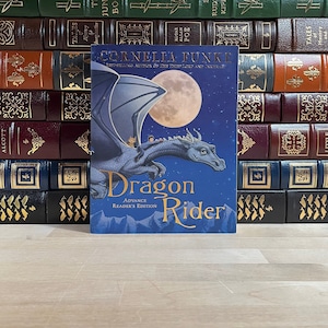 Dragon Rider autorstwa Cornelii Funke, egzemplarz recenzencki/ARC, niekorygowana korekta wydawcy, bardzo rzadki i kolekcjonerski