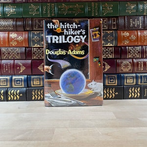 La trilogía del autoestopista de Douglas Adams, clásico de ciencia ficción