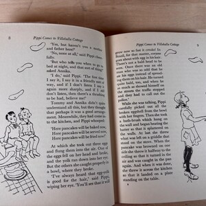 Puede incluir: Un libro abierto con ilustraciones en blanco y negro. Una p&aacute;gina muestra a dos ni&ntilde;os y panqueques, la otra a una ni&ntilde;a volteando un panqueque. El texto es visible en ambas p&aacute;ginas, que describe una historia.