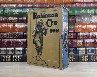Może przedstawiać: Zabytkowy egzemplarz "Robinson Crusoe" z beżową okładką i czarnym tytułem. Okładka przedstawia ilustrację mężczyzny. Książka jest prezentowana przed kolekcją starych książek z grzbietami w różnych kolorach.