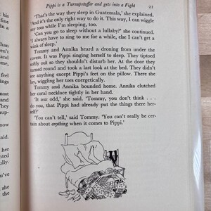 Puede incluir: Un libro abierto con texto y una ilustraci&oacute;n en blanco y negro de una cama con una colcha de retazos, zapatos y un par de calcetines. El texto dice "Pippi es un Turnupstuffer y se pelea."
