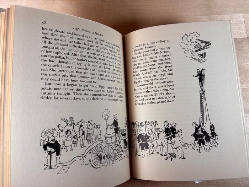 Puede incluir: Libro abierto con ilustraciones en blanco y negro. Una p&aacute;gina muestra una multitud cerca de una bomba de agua, la otra muestra a una persona subiendo una escalera. El texto es visible en ambas p&aacute;ginas, con el n&uacute;mero 98 en la parte superior de la p&aacute;gina izquierda.