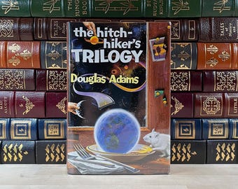 La trilogía del autoestopista galáctico de Douglas Adams, un clásico de la ciencia ficción