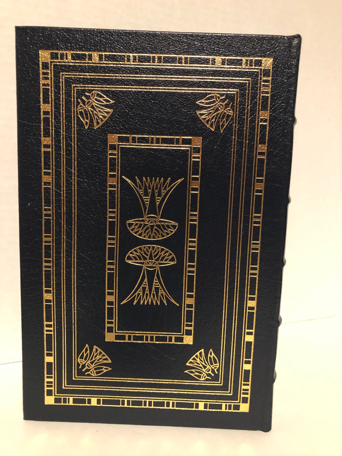 When did cleopatra die image